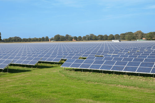 【綠能知識庫】地面型太陽能設置困難重重？一次了解地面型太陽能地面型種電優缺點及法規限制